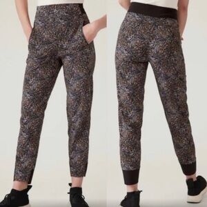 Athleta Trekkie Jogger Pants — kinetic abstract print